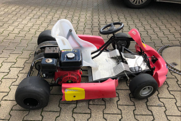 Neunjähriger auf Renncart unterwegs