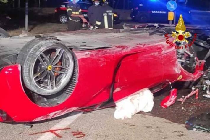 Bei einem heftigen Selbstunfall eines Ferrari auf Sardinien verletzten sich heute zwei Personen.