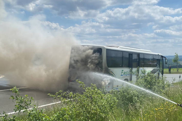 Frisch gebackene Truppführer löschen brennenden Reisebus