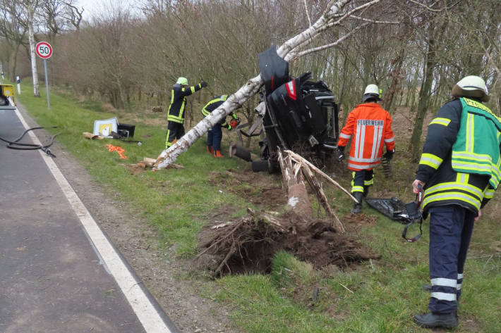 Zwei Autoinsassen bei Unfall schwer verletzt