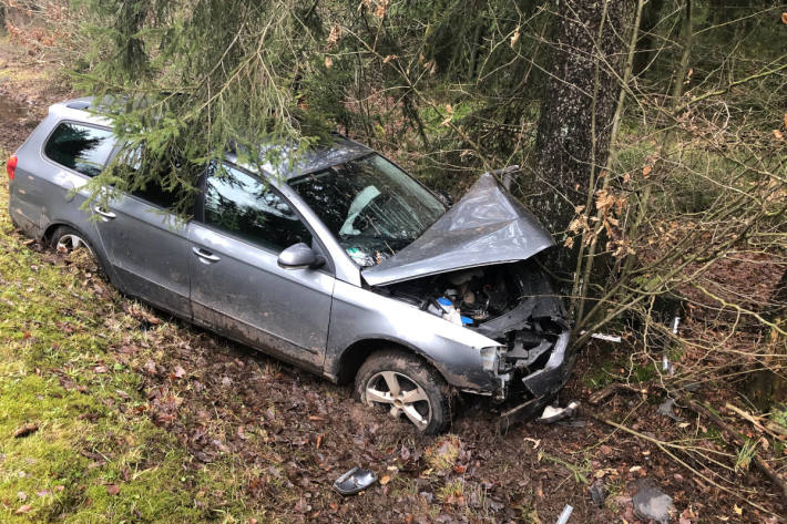 Von der Fahrbahn abgekommen und gegen Baum gekracht
