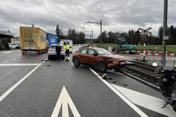 Mit der Front ins Gleisbett hineingeragt 