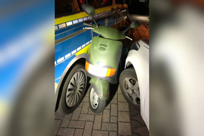 Rollerfahrer prallt auf Flucht vor Polizeikontrolle in Streifenwagen