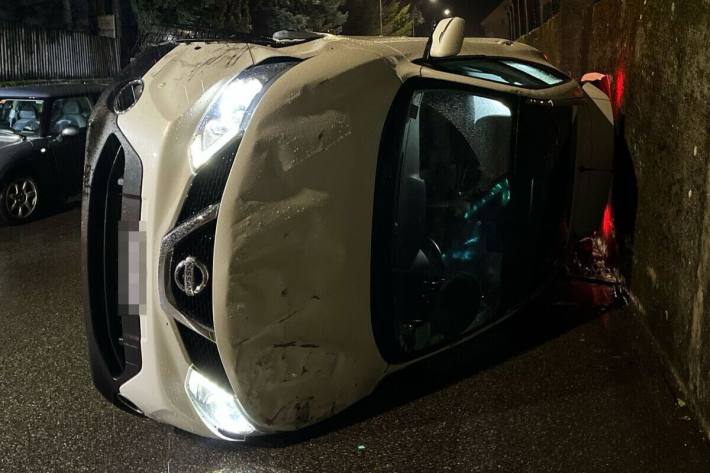 Das Auto kam auf der Seite liegend zum Stillstand