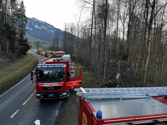 Heftiger Selbstunfall fordert eine schwer verletzten Fahrzeuglenker