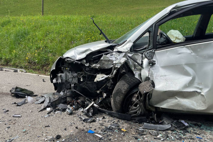 Beide Autos mussten abgeschleppt werden.