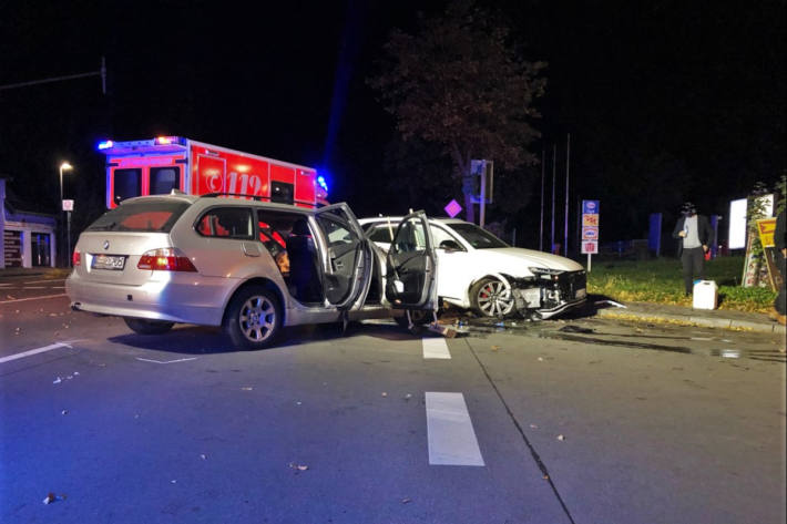 Mehrere Verletzte und hoher Sachschaden nach schwerem Unfall 