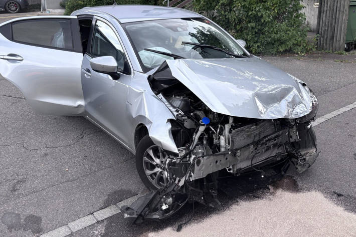 Der Pkw kollidierte beim Abbiegen mit einem korrekt fahrendem Transporter.