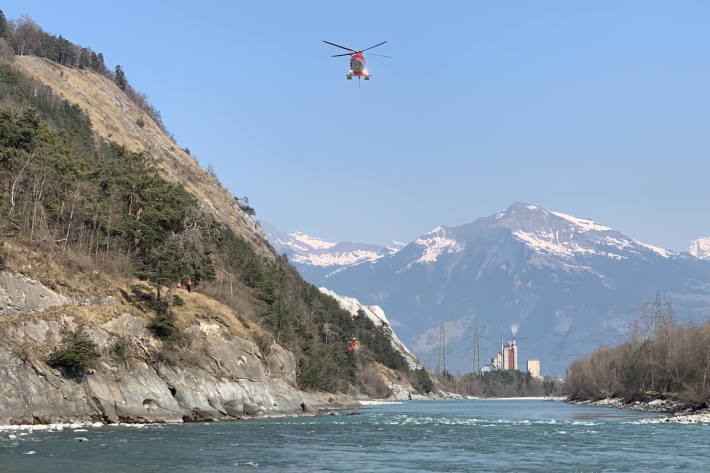 Rega rettet E-Biker aus dem Rhein