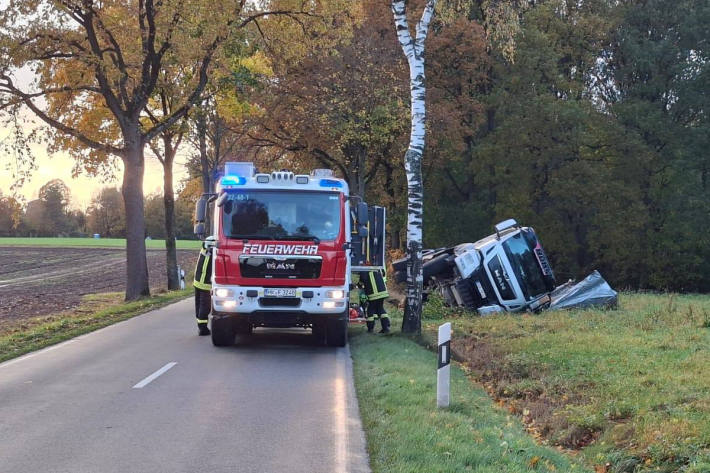 Der Lkw überfuhr auch zwei Bäume.