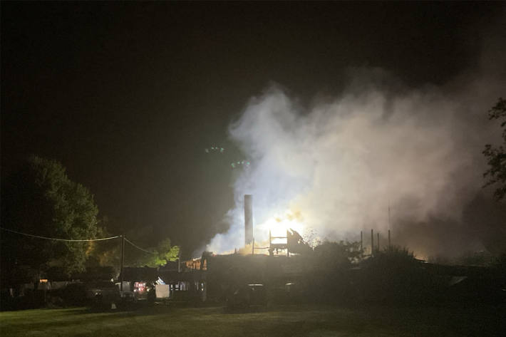 Ein Baufachberater prüft die Einsturzgefahr der stehengebliebenen Kamine nach dem Großbrand.