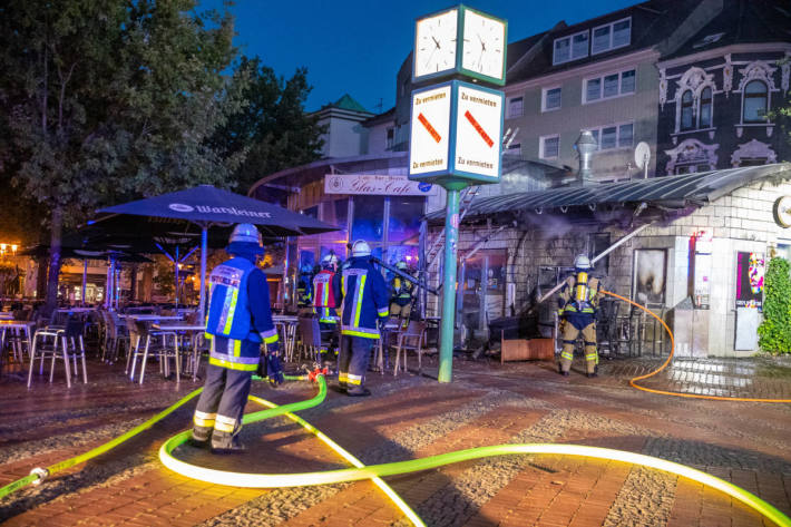 Bestuhlung vor "Glas-Café geht in Flammen auf