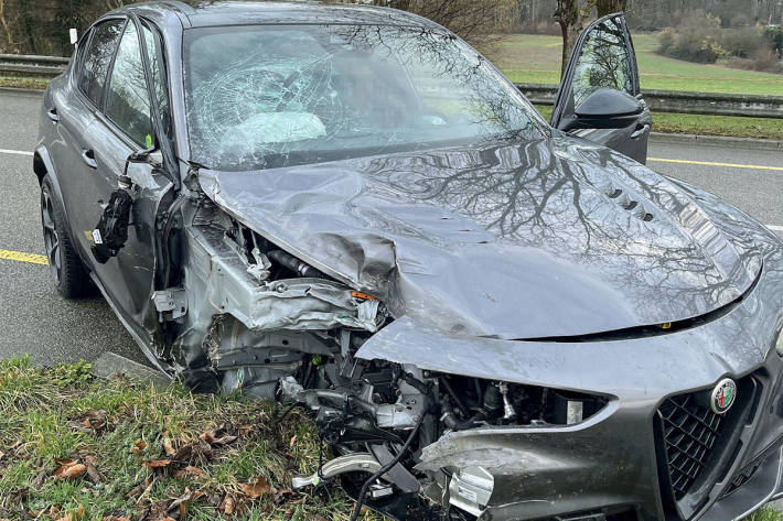 Der Fahrer des Alfa war alkoholisiert unterwegs und verletzte sich beim Zusammenprall leicht.