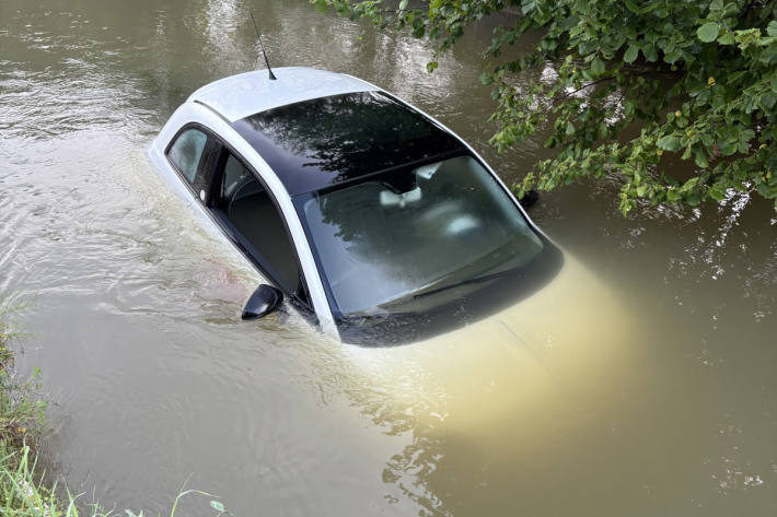 Das gestohlene Auto wurde im Walzmühlekanal gefunden. 