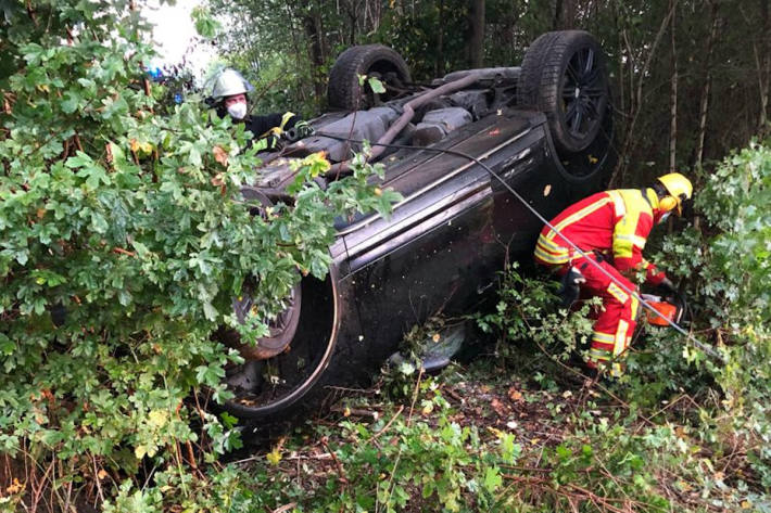 Porsche überschlägt sich auf Abfahrt der B65 bei Minden