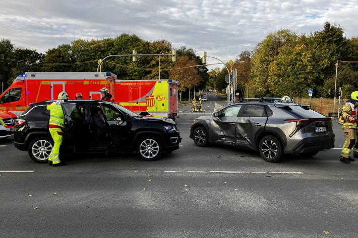 Fünf Personen wurden bei dem Unfall verletzt.