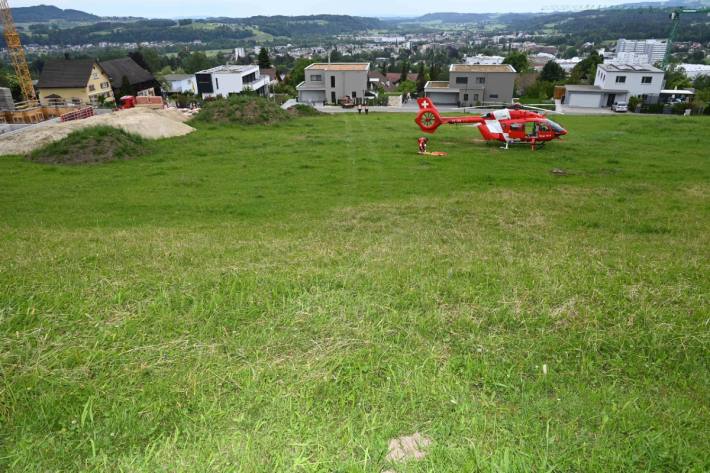 Ein Rettungshelikopter musste den Mann ins Spital fliegen.