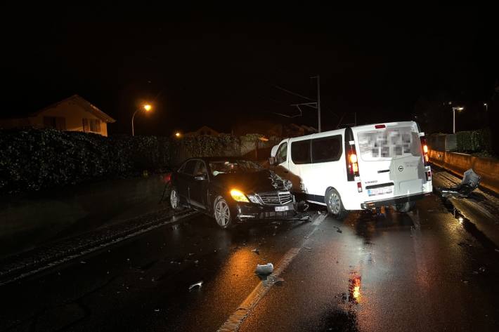 Beim Unfall in Döttingen wurden vier Personen verletzt.