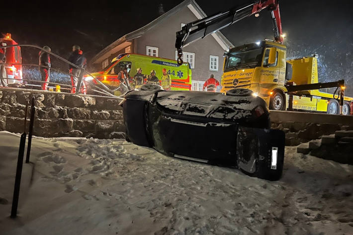 Personenwagen in Garten gestürzt, zwei Verletzte