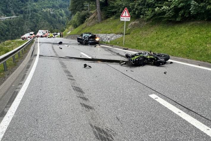 Ein Motorradfahrer hat dabei sein Leben verloren.