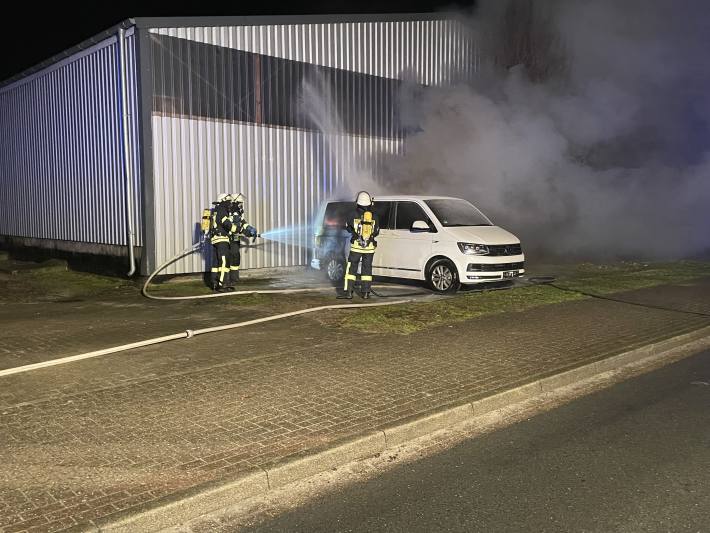 Dramatischer Brand bei Autohandel: Feuerwehren retten angrenzende Lagerhalle