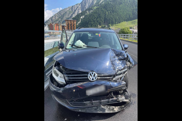  Auffahrunfall mit zwei Personenwagen an einer Baustelle in Andermatt