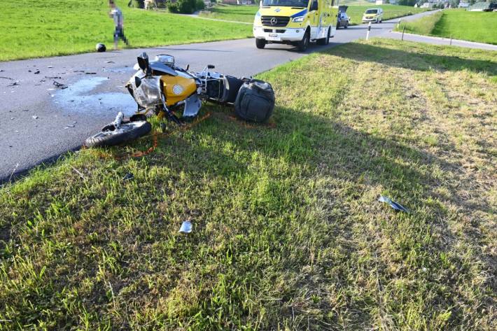 Der Motorradfahrer musste ins Spital gebracht werden.