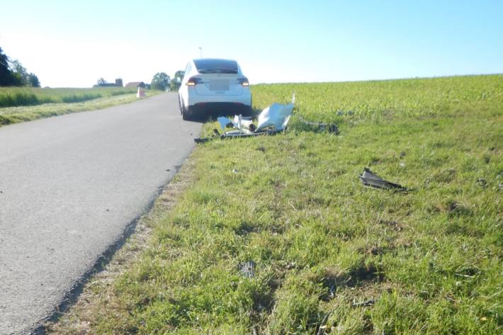 In Frasnacht. TG ist gestern ein Teslalenker einem anderen Fahrzeug ausgewichen und verunfallt.