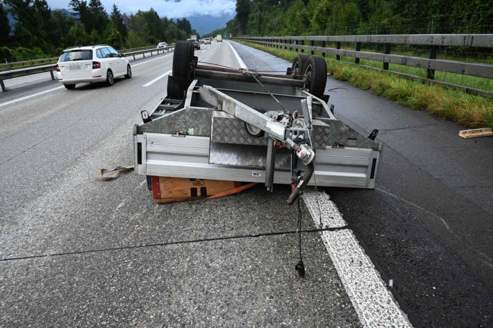 Während der Bergungsarbeiten blieb ein Fahrstreifen für über eine Stunde gesperrt