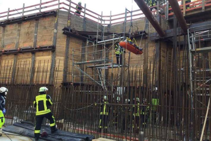 Auf einer Trage liegend wurde der Bauarbeiter mittels Baukran aus der Baustelle in Bonn herausgehoben