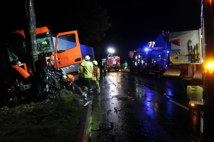 Schwerer Verkehrsunfall zwischen einem LKW und einem Transporter auf der B215 bei Landesbergen