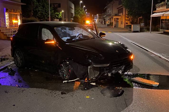 Porsche nach Selbstunfall in der Ortschaft Reiden komplett zerstört.