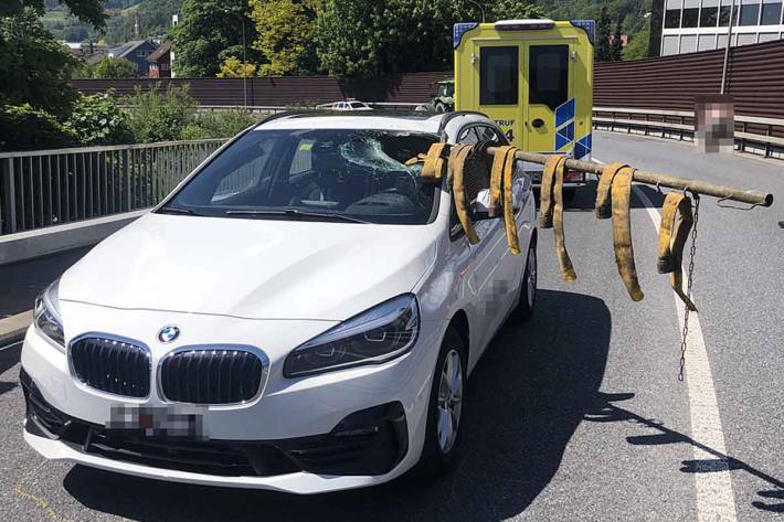 In Buchs prallte einer der ausgeschwenkten Arme der Schleppschläuche gegen die Frontscheibe des entgegenkommenden Autos