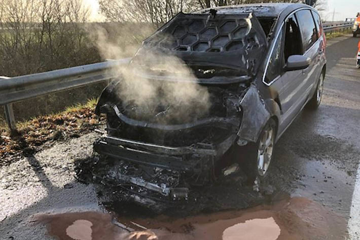 Der Fahrer bemerkte auf der A65 während der Fahrt ein starkes Qualmen und fuhr umgehend an den Fahrbahnrand