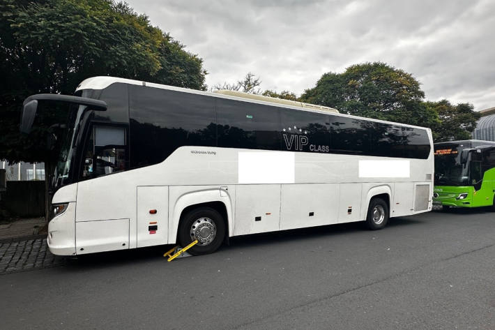 Der ukrainische Reisebus wurde mit einer kralle an der Weiterfahrt gehindert.