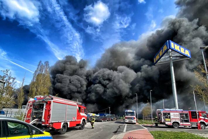 Feuer auf Schrottplatz in Neuss 