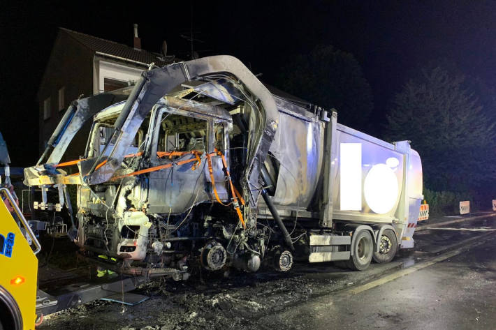 Brennender Müllwagen beschäftigt Feuerwehr in Wetter (Ruhr)