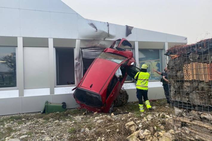 Das Auto kommt erst in einer Hausfassade zum Stillstand.