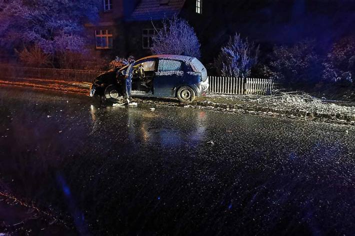 In Oppershausen geriet der Fiat auf gerader Strecke nach rechts von der Fahrbahn ab und kollidierte mit zwei Zäunen der angrenzenden Grundstücke