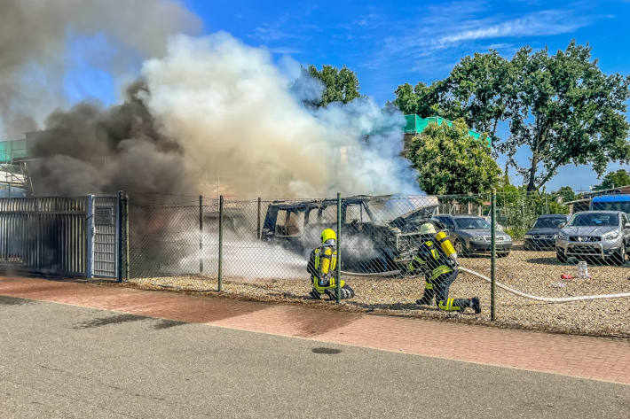 Zwei PKW fallen Feuer zum Opfer – Feuerwehr verhindert Schlimmeres