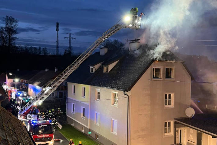 Rund 100 Einsatzkräfte mehrerer Feuerwehren waren im Einsatz.