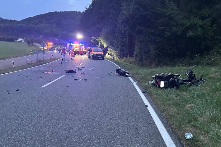 Der Motorradfahrer wurde lebensgefährlich verletzt.