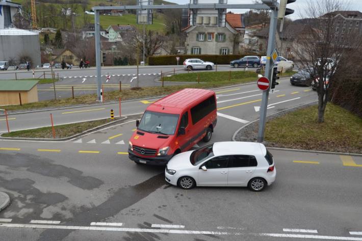 In Herisau AR am Rotlicht verunfallt.