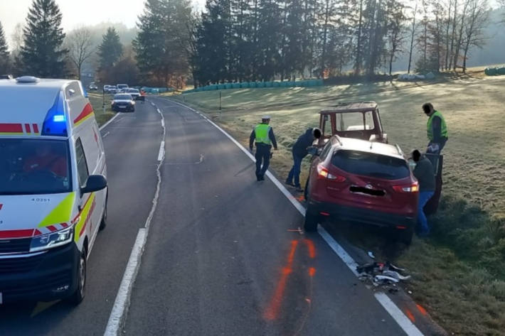 Der Pkw prallte in den deutlich langsamer fahrenden Traktor.