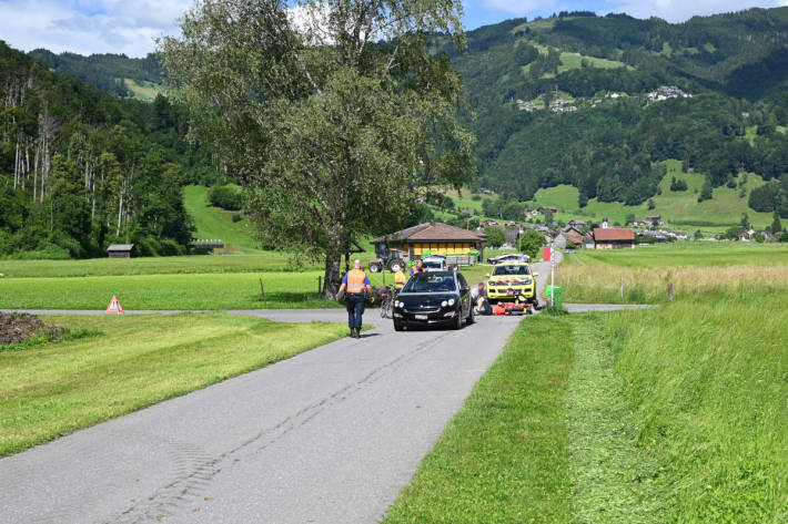 Zusammenprall zwischen Auto und Velofahrer in Maseltrangen