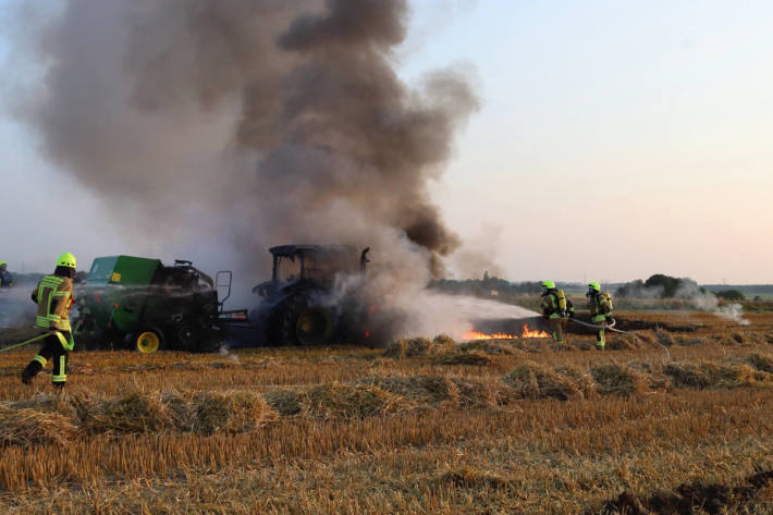 Landwirtschaftliche Maschine brennt auf Stoppelfeld bei Kievelberg