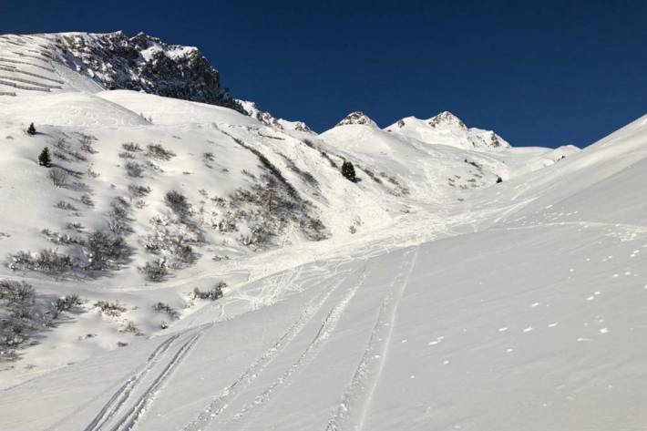 In Davos ist ein Mann unter einer Lawine umgekommen.