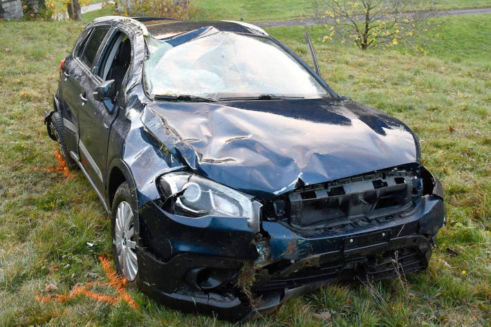 Lenkerin nach Sturz über Böschung verletzt