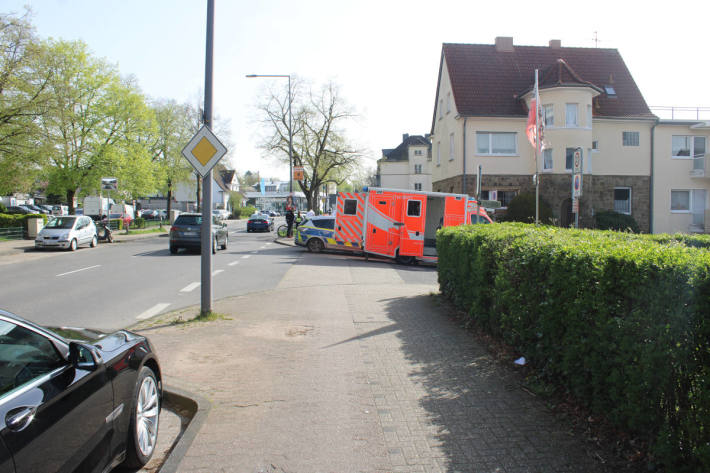  Weißer SUV nach Unfallflucht auf der Mülheimer Straße gesucht