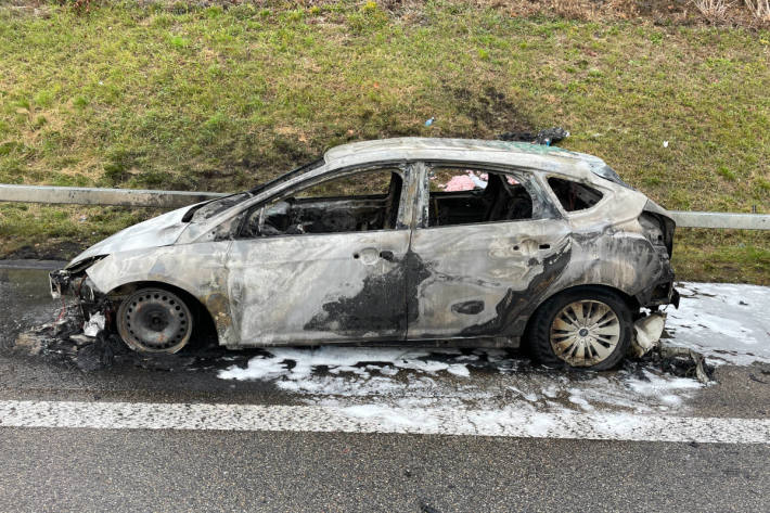 Auto während der Fahrt auf der A7 in Flammen aufgegangen